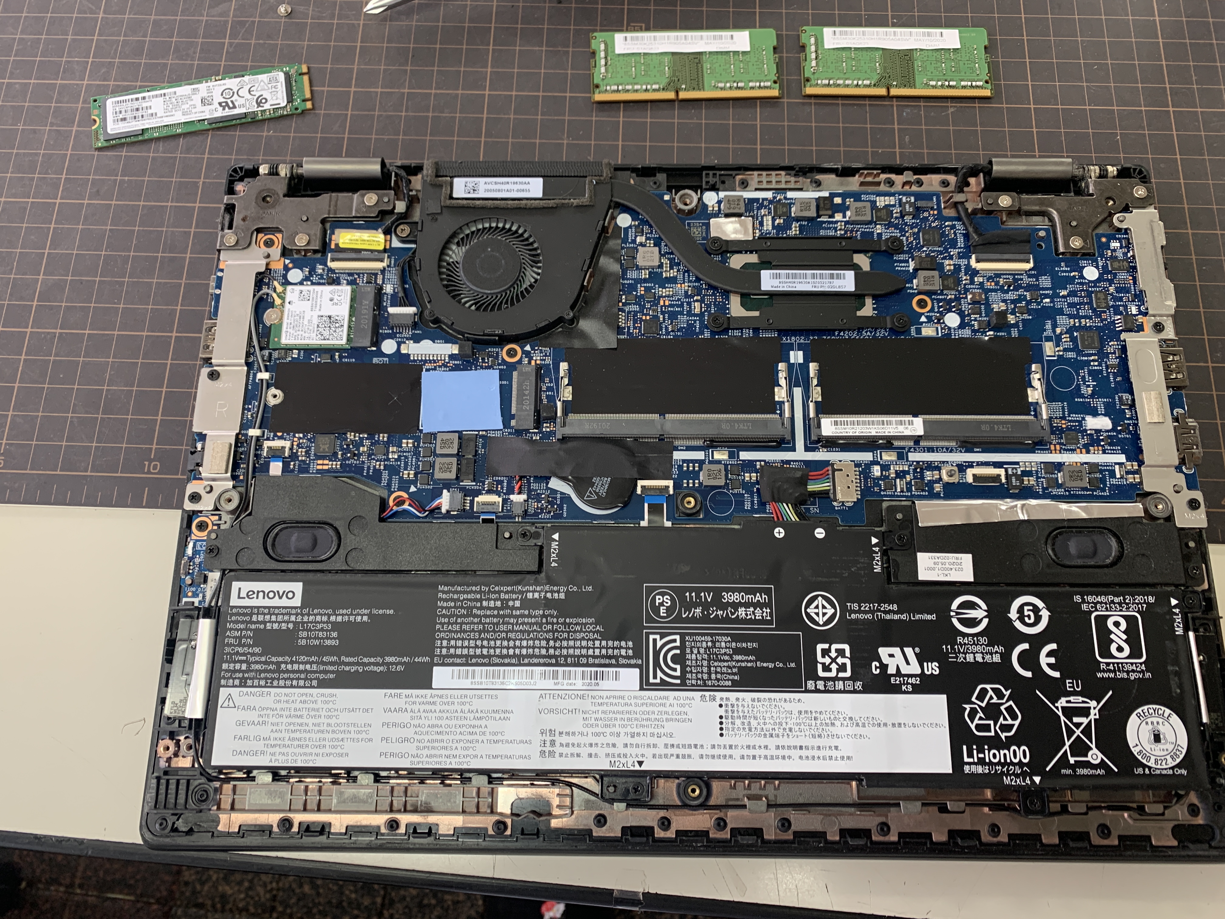 SSD交換,HDDメモリ換装などもおこなっておりますの写真